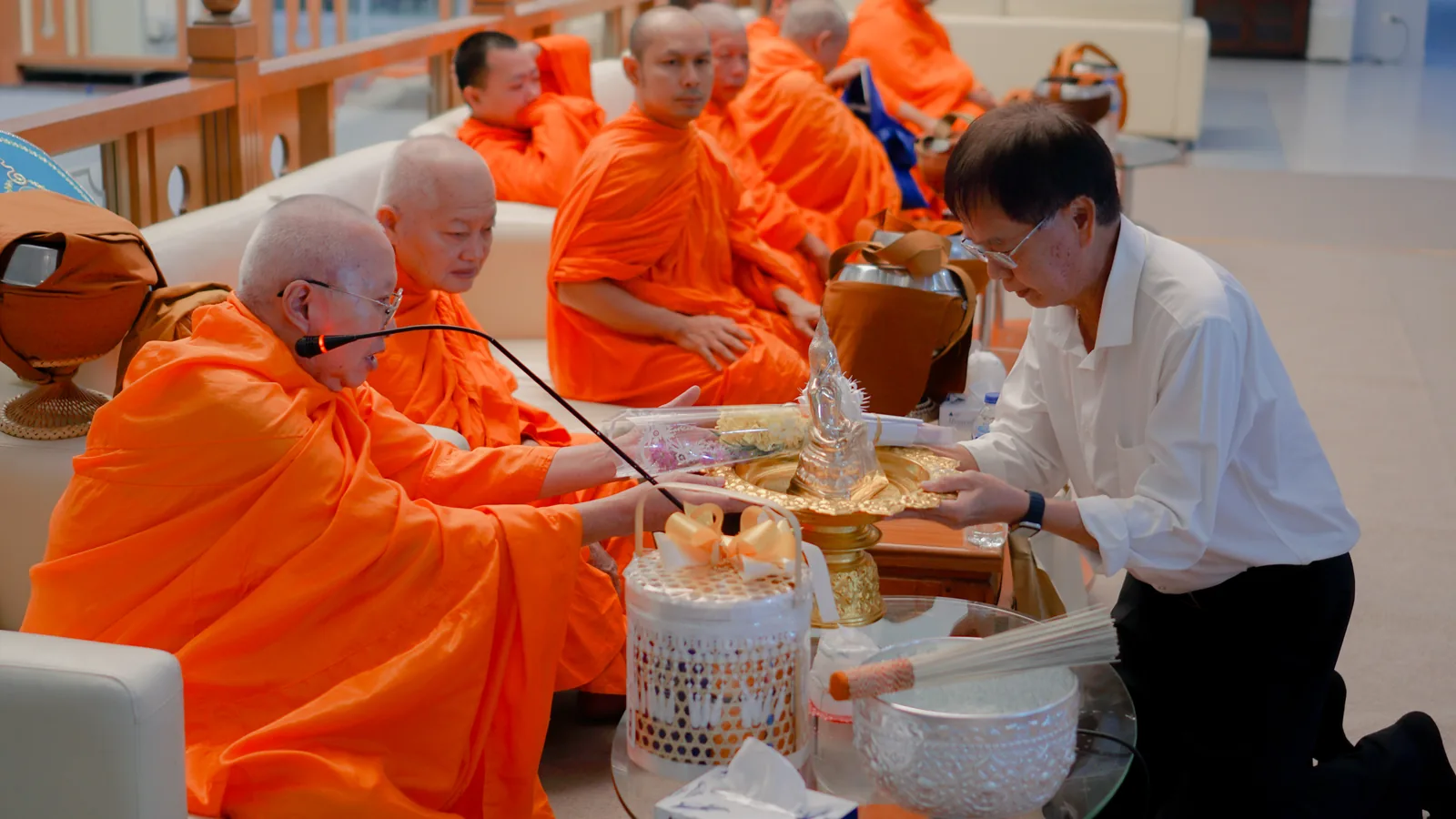 ถวายภัตตาหารแก่พระสงฆ์
