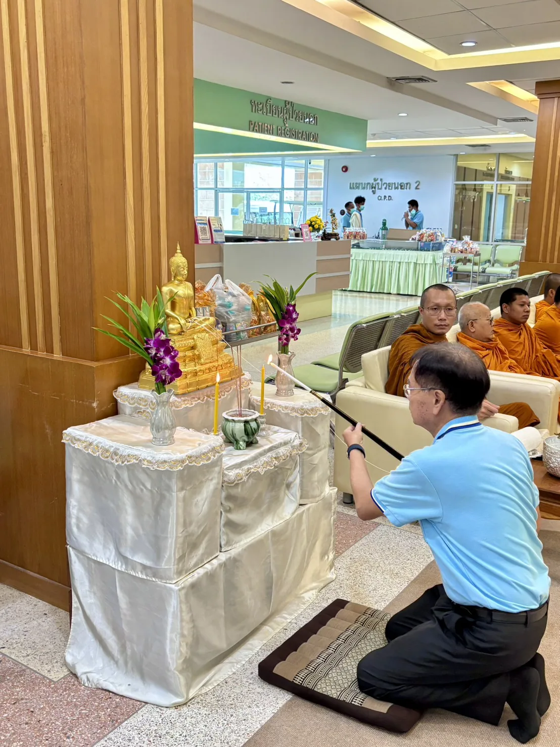สักการะพระพุทธรูปประจำโรงพยาบาลพีรเวช